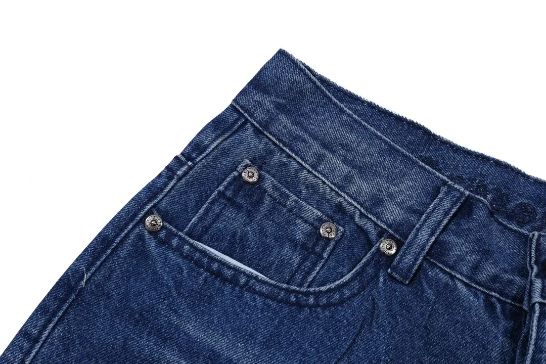 P280 Style number: D341 ChromeHearts Chrome washed blue contrasting leather patch straight pants ceiling-level jeans, a pair is hard to find at the counter‼ ️About Zangyin✅This is an extremely luxurious fashion brand that can also be called the aristocracy of the high street. It has always been an exclusive brand for some hipsters or rich second generations. The color of this model is already very eye-catching by using a unique washed material. It is decorated with pink patch cross flowers, which cleverly highlights the charm of the brand. Secondly, this model adopts a classic high-waist cut design, which highlights the long legs and fashionable temperament of the upper body. The brand is highly recognizable and the slim-fitting configuration is more suitable for daily wear. The personality will be fashionable and the specifications can be seen at a glance. Materials and technology ✅ Needless to say, this point goes without saying. As an excellent craftsman brand, Zangyin's requirements for details and craftsmanship are really perfect. The washed color of this model has gone through a lot of processes, not to mention the embellishment of the denim appliqués. It is also purely handmade and sewn. Just like what they believe in, only handmade things have soul and have the meaning of wearing. A top-notch heavy-duty fashionable denim item, recommended by both hands‼ ️ Size: 28, 30, 32, 34, 36 (S-XXL) Color: black Size reference: Pants length 100 102 104 106 106 Waist 72 76 80 84 88 Recommended weight S (about 110 pounds) M (about 140 pounds) L (about 140 pounds) XL (about 165) XXL (about 185)